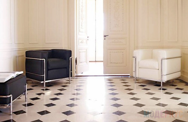 дизайнерское кресло LC2 Petit Confort модель от Le Corbusier в интерьере, фото 5