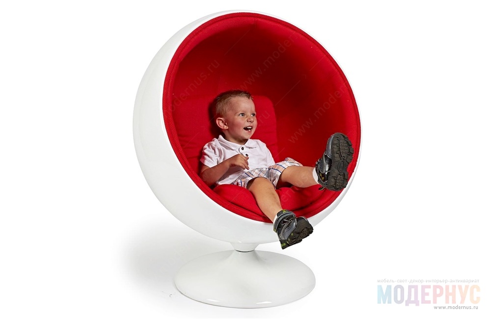 дизайнерское кресло Ball Kids Chair модель от Eero Aarnio в интерьере, фото 1