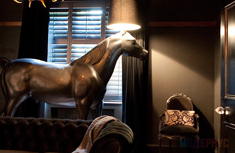 дизайнерский торшер Moooi Horse Lamp модель от Maarten Baas в интерьере, фото 5