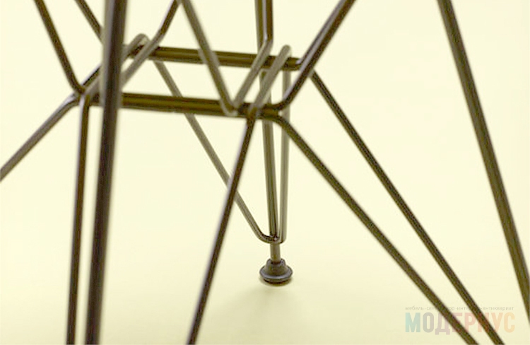 дизайнерский стол DSR Table модель от Charles & Ray Eames в интерьере, фото 4