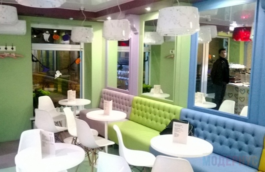 Кофейня «Кофемолка» (Белгород), стулья Eames DSW и диваны на заказ, фото 2