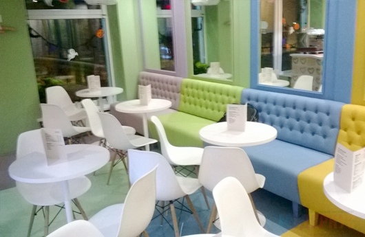 Кофейня «Кофемолка» (Белгород), стулья Eames DSW и диваны на заказ, фото 3
