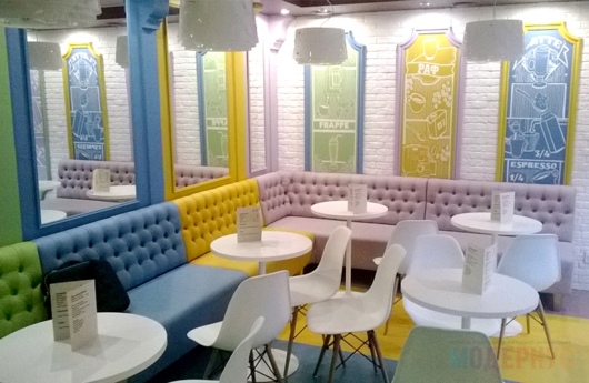 Кофейня «Кофемолка» (Белгород), стулья Eames DSW и диваны на заказ, фото 4