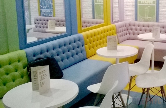 Кофейня «Кофемолка» (Белгород), стулья Eames DSW и диваны на заказ, фото 5