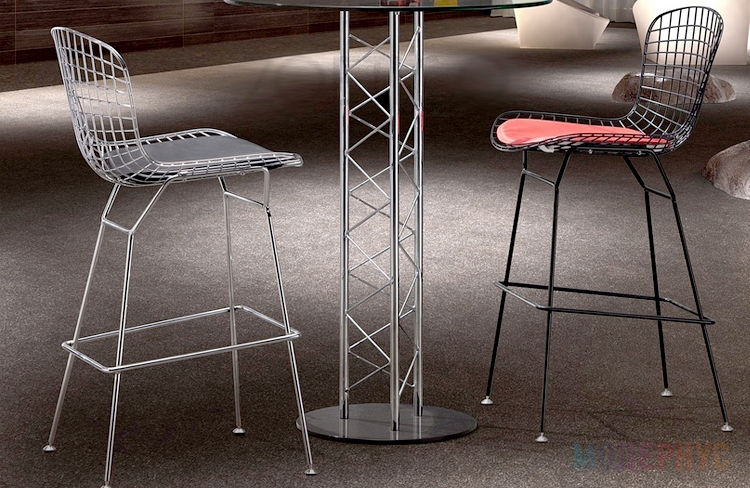 дизайнерский барный стул Bertoia Barstool модель от Harry Bertoia в интерьере, фото 4