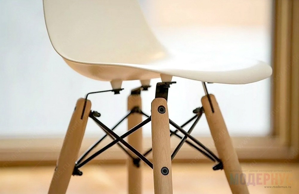 дизайнерский стул DSW Eames модель от Charles & Ray Eames в интерьере, фото 4