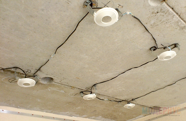 как установить точечный светильник в деревянный потолок