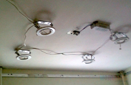 Монтаж точечных светильников в гипсокартон потолка фото 10