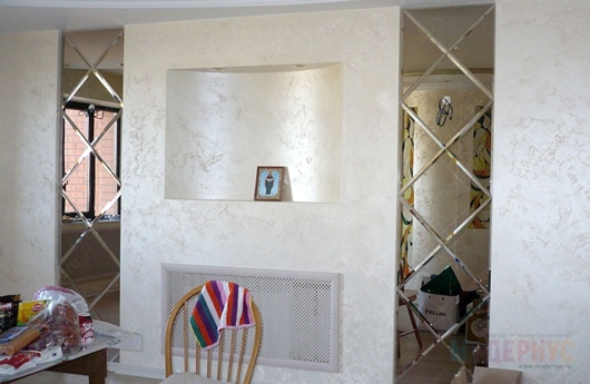 Красивое украшение стен комнаты зеркальным декором фото 5