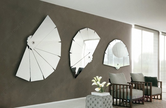 Красивое украшение стен комнаты зеркальным декором фото 8