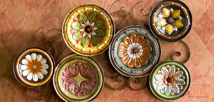 Декоративные тарелки для украшения стен в интерьере дома