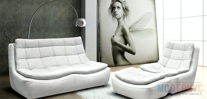 Белый дизайнерский диван в интерьере квартиры