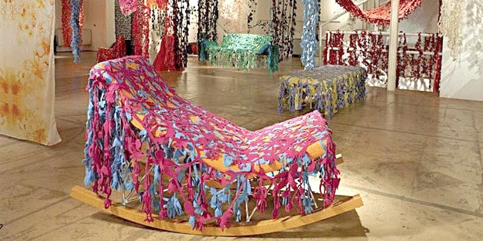 Дизайнерская мебель с вязаной накидкой