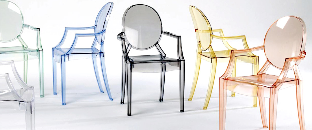 разннобразие цветов стульев Louis Ghost от Филиппа Старка