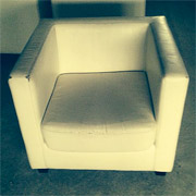 Кресло белое, модерн